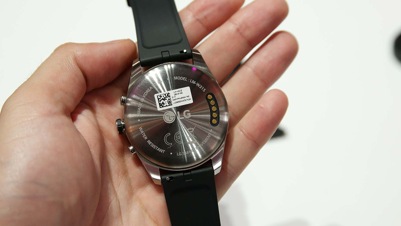 Illustration for article titled LG's W7 Smartwatch Is a Chaotic Mix of Old and New